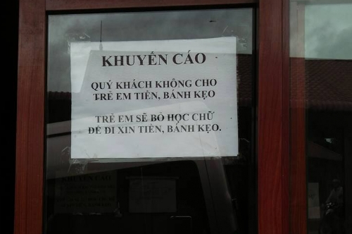 C&aacute;c điểm du lịch tại H&agrave; Giang xuất hiện nhiều biển khuyến c&aacute;o như tr&ecirc;n (Ảnh: ST)