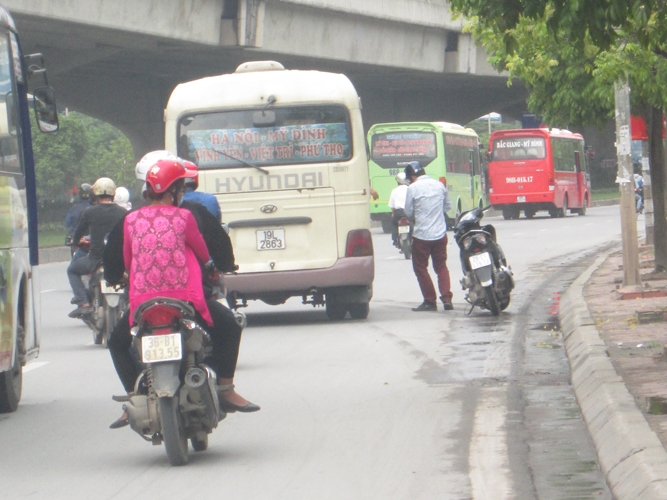 Xe kh&aacute;ch dừng tr&ecirc;n tuyến đường Phạm H&ugrave;ng.