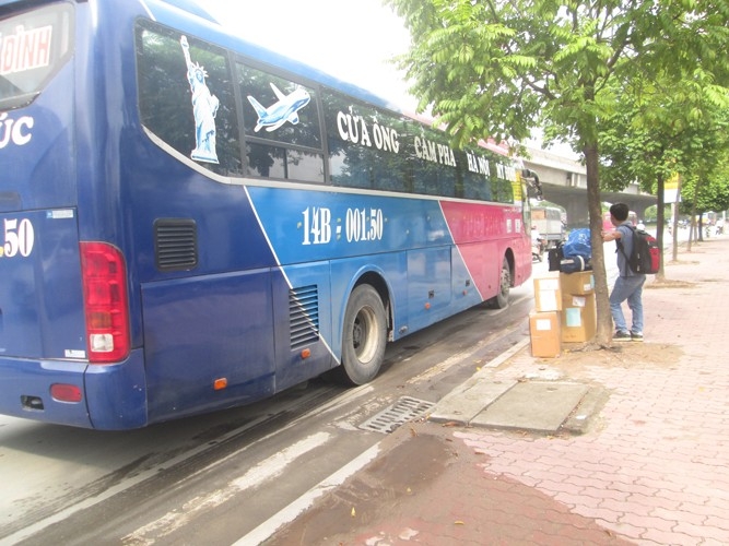 Xe đỗ tr&ecirc;n đường để vận chuyển h&agrave;ng h&oacute;a v&agrave; bắt kh&aacute;ch.