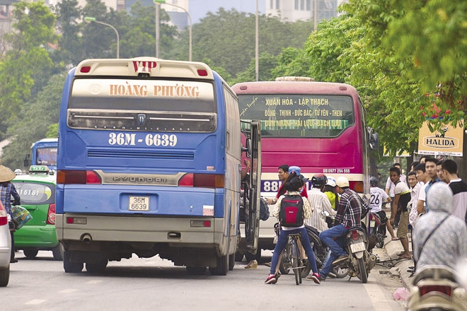 Nh&agrave; xe v&ocirc; tư bắt kh&aacute;ch trong giờ cao điểm.