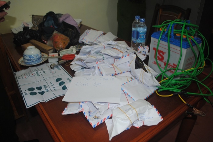 Tang vật vụ đ&aacute;nh bạc, x&oacute;c đĩa cơ quan chức năng đang tạm giữ.&nbsp;(Ảnh Duy Ngợi)