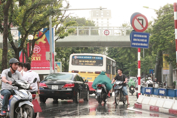 Nh&igrave;n những h&igrave;nh ảnh n&agrave;y, c&oacute; lẽ nhiều người kh&ocirc;ng khỏi phải suy ngẫm về nạn &ugrave;n tắc giao th&ocirc;ng kinh ni&ecirc;n ở H&agrave; Nội v&igrave; sao vẫn chưa cải thiện bao nhi&ecirc;u v&agrave;