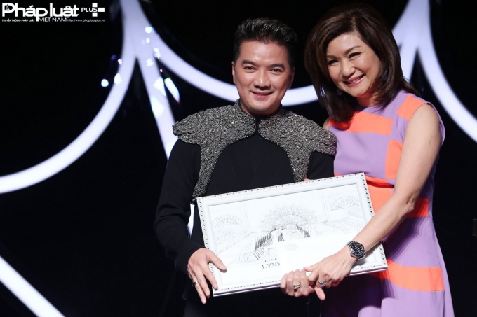 Nam Ca sĩ Đ&agrave;m Vĩnh Hưng được B&agrave; tr&ugrave;m quản l&yacute; giải tr&iacute; Lạc Gia Linh tặng biểu tượng người ăn mặc phong c&aacute;ch nhất trong chương tr&igrave;nh (Ảnh: Đại Ng&ocirc;)