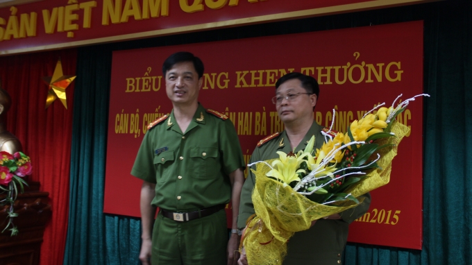 Đại t&aacute; Nguyễn Duy Ngọc, Ph&oacute; Gi&aacute;m đốc C&ocirc;ng an TP H&agrave; Nội tặng hoa biểu dương c&aacute; nh&acirc;n, tập thể lập c&oacute; th&agrave;nh t&iacute;ch xuất sắc trong chuy&ecirc;n &aacute;n.