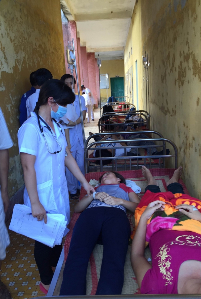 Bệnh nh&acirc;n nằm la liệt ngo&agrave;i h&agrave;nh lang (Ảnh: Thế Vinh)