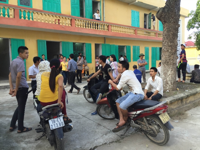 Người nh&agrave; c&aacute;c bệnh nh&acirc;n ngồi ngo&agrave;i s&acirc;n bệnh viện rất lo lắng cho sức khỏe của người th&acirc;n&nbsp;(Ảnh: Thế Vinh)