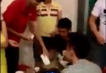 Clip gây phẫn nộ: Đun 8 điện thoại trong nồi lẩu