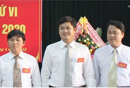 &Ocirc;ng L&ecirc; Phước Ho&agrave;i Bảo (đứng giữa) vừa được bổ nhiệm l&agrave;m Gi&aacute;m đốc Sở Kế hoạch v&agrave; Đầu tư tỉnh Quảng Nam, đồng thời vừa đắc cử v&agrave;o Ban chấp h&agrave;nh &nbsp;Đảng bộ tỉnh Quảng Nam kh&oacute;a XXI, nhiệm kỳ 2015 - 2020.&nbsp;(Ảnh: ST)