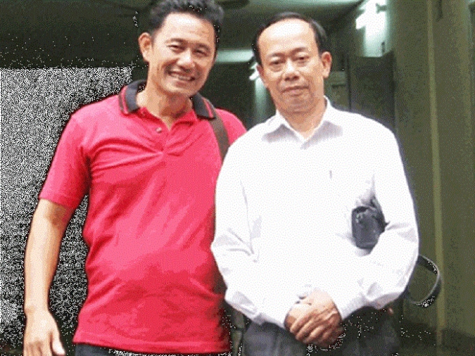 &Ocirc;ng Trần Minh Anh (b&igrave;a tr&aacute;i) sau khi được tuy&ecirc;n v&ocirc; tội