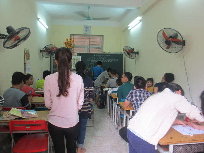 C&aacute;c bạn sinh vi&ecirc;n ĐH KTQD đến gi&uacute;p đỡ cũng như chơi với c&aacute;c em (Ảnh: Mẫn Nhi)