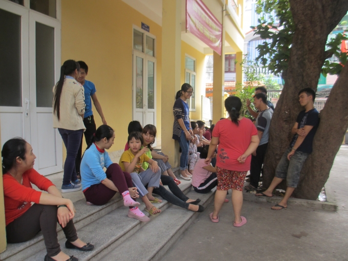 C&aacute;c bạn sinh vi&ecirc;n đang tr&ograve; chuyện c&ugrave;ng c&aacute;c em học sinh (Ảnh: Mẫn Nhi)