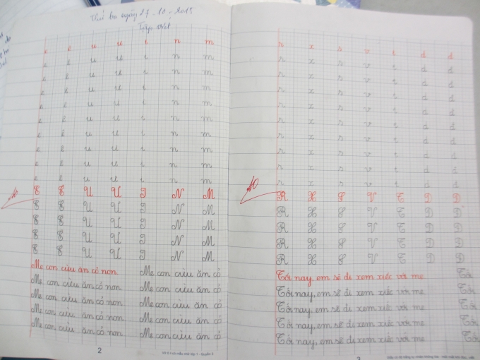 Vở ch&iacute;nh tả của em học sinh b&eacute; tuổi nhất lớp (Ảnh: Mẫn Nhi)