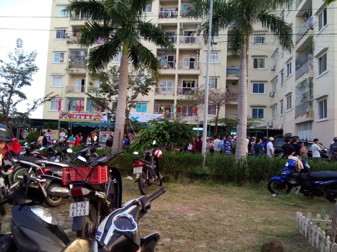 Người d&acirc;n hiếu kỳ đến xem cơ quan c&ocirc;ng an bắt Đo&agrave;n