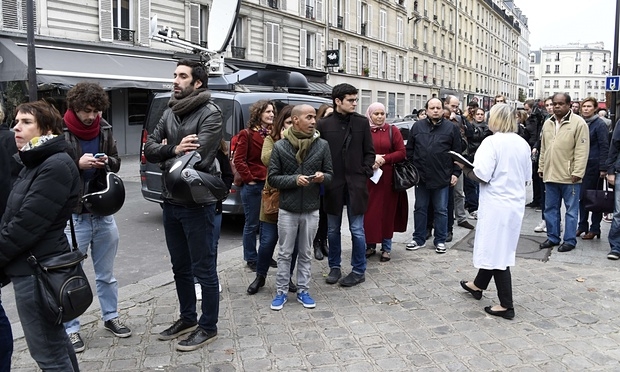 Người d&acirc;n Ph&aacute;p xếp h&agrave;ng chờ hiến m&aacute;u tại bệnh viện Saint Louis ở Paris. (Ảnh: AFP)