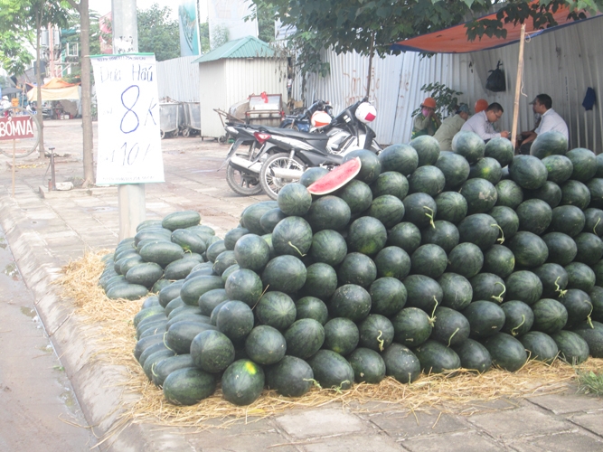 Hoa quả gi&aacute; rẻ chất đống b&ecirc;n vỉa h&egrave;