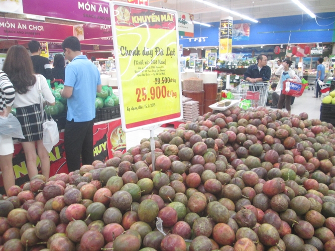 H&agrave; Nội: Cho&aacute;ng với gi&aacute; hoa quả