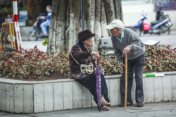 Người H&agrave; nội co ro trong gi&oacute; lạnh