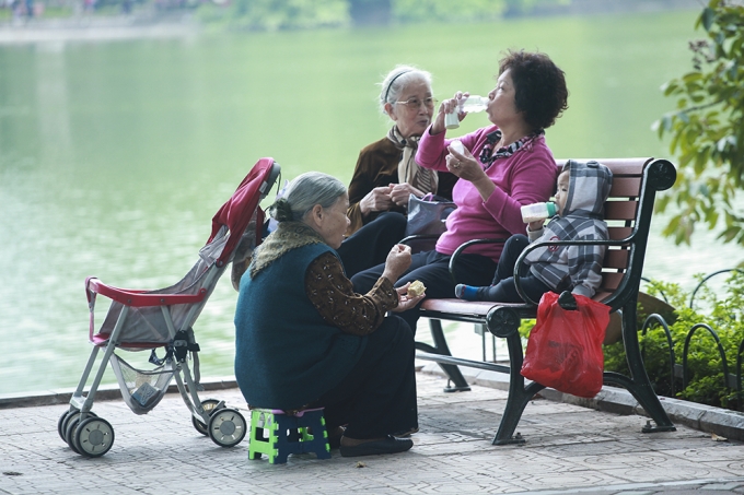 Người H&agrave; nội co ro trong gi&oacute; lạnh