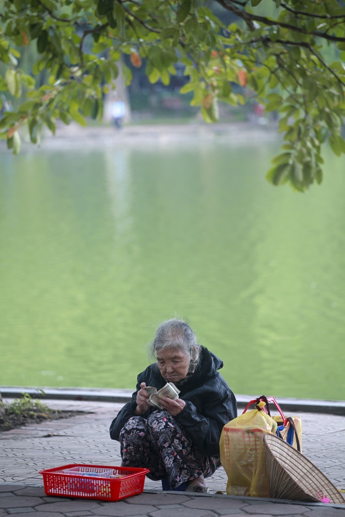 Cụ b&agrave; b&aacute;n h&agrave;ng rong co ro trong c&aacute;i lạnh