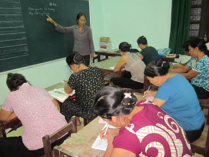 Lớp học buổi tối cho những người lớn tuổi (Ảnh: Nguyệt Nguyệt)