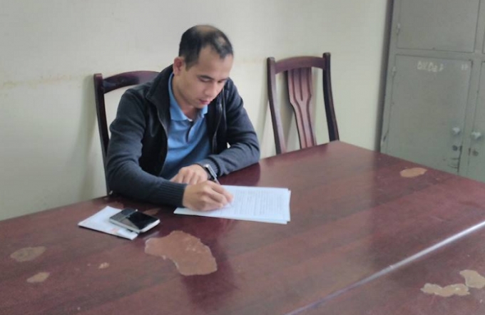 T&agrave;i xế Trần Quang Tuấn viết lời khai tại cơ quan C&ocirc;ng an.