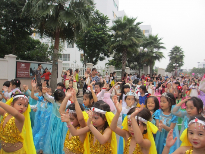 Mặc d&ugrave; trời kh&aacute; lạnh nhưng c&aacute;c b&eacute; vẫn vui tươi v&agrave; v&ocirc; c&ugrave;ng hăng say tham gia diễu h&agrave;nh