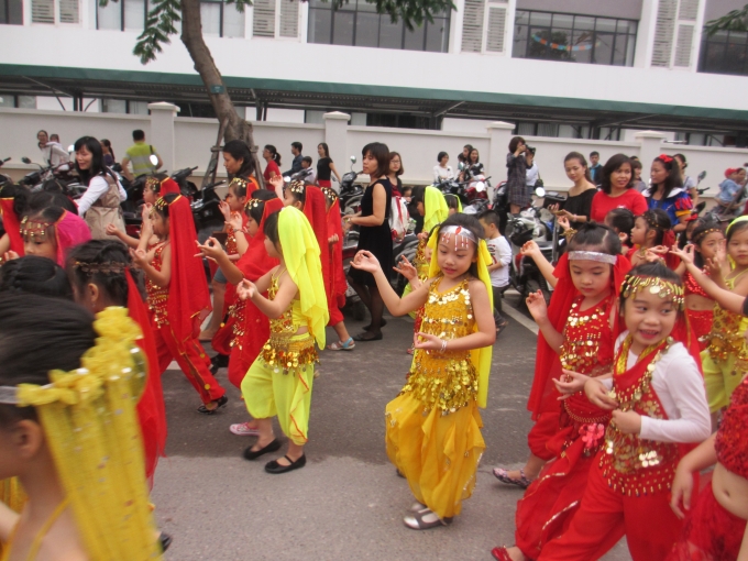 Sự vui tươi, hồn nhi&ecirc;n được c&aacute;c b&eacute; thể hiện đ&uacute;ng với lứa tuổi của m&igrave;nh