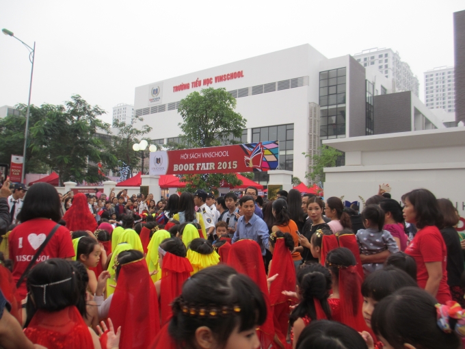 Sau một v&ograve;ng diễu h&agrave;nh c&aacute;c b&eacute; trở về trường để tham gia c&aacute;c tiết mục tr&ecirc;n s&acirc;n khấu