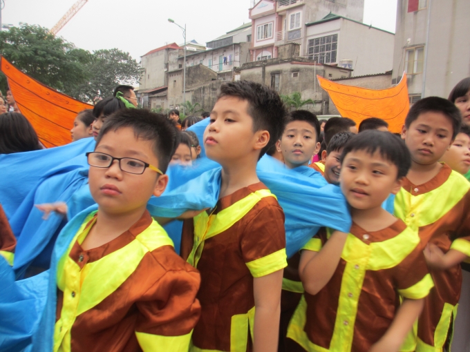 C&aacute;c ch&agrave;ng trai t&iacute; hon khối 4 đang chờ đến lượt m&igrave;nh l&ecirc;n s&acirc;n khấu