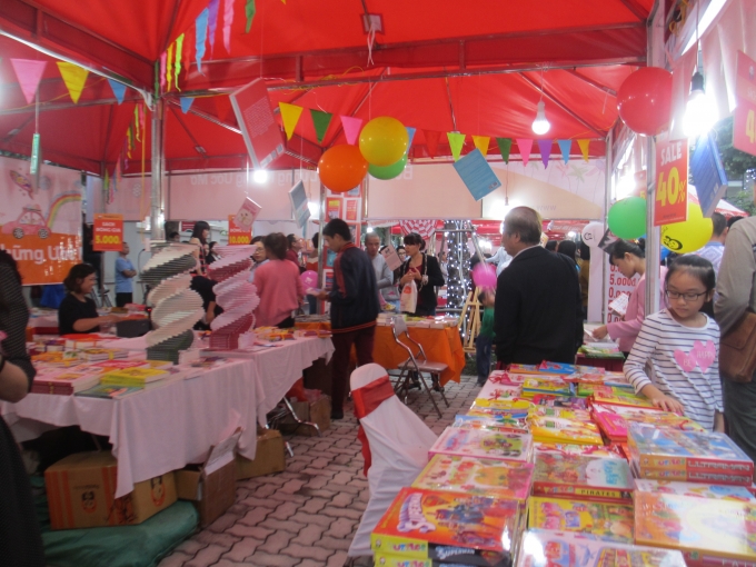 C&aacute;c gian h&agrave;ng s&aacute;ch cũng được b&agrave;y b&aacute;n trong khu&ocirc;n vi&ecirc;n trường học