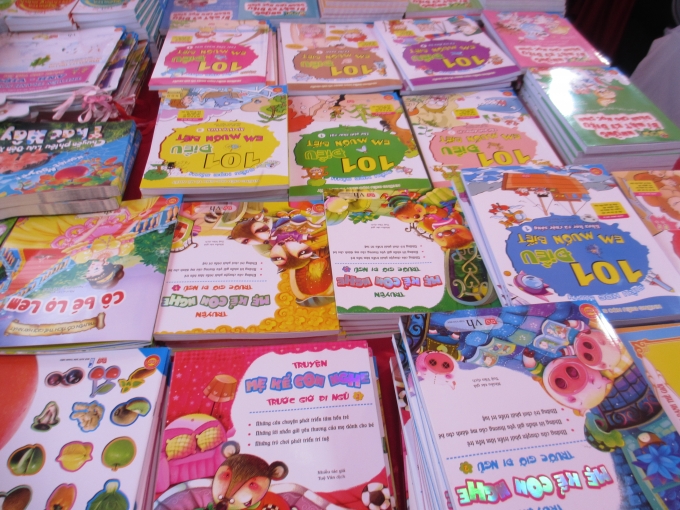 Rất nhiều loại s&aacute;ch thiếu nhi được b&agrave;y b&aacute;n&nbsp;