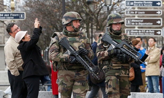 Binh sĩ Ph&aacute;p đi tuần tra tr&ecirc;n c&aacute;c con phố. (Ảnh:Reuters)