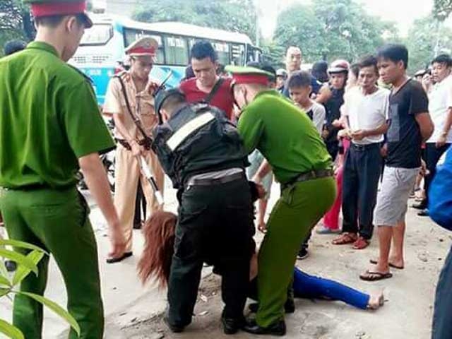 C&ocirc;ng an TP Hạ Long đ&atilde; giải cứu th&agrave;nh c&ocirc;ng người phụ nữ bế con lao v&agrave;o đầu xe s&aacute;ng nay.