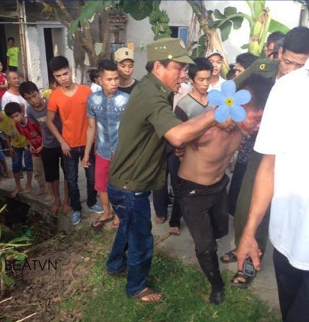 G&atilde; t&agrave;i xế g&acirc;y tai nạn bị lực lượng chức năng khống chế (Ảnh: Beat).