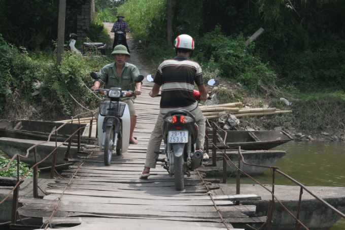 Chỉ cần hai xe c&ugrave;ng lưu th&ocirc;ng tr&ecirc;n cầu th&igrave; một xe sẽ phải dừng lại để nhường cho xe kia đi trước