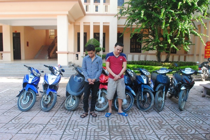 C&aacute;c đối tượng c&ugrave;ng tang vật trộm cắp bị CA huyện Quỳnh Lưu bắt giữ. Ảnh Duy Ngợi