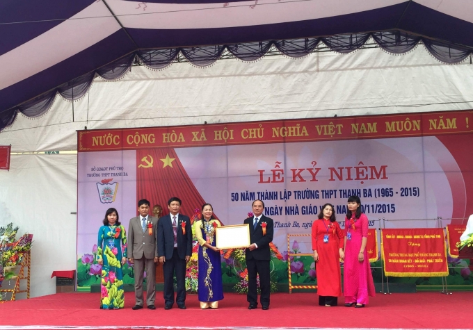 Đồng ch&iacute; H&agrave; Kế San trao bằng khen của Thủ tướng Ch&iacute;nh phủ cho Ban gi&aacute;m hiệu nh&agrave; trường.