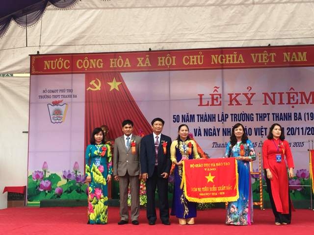 Ban gi&aacute;m hiệu đ&oacute;n nhận cờ thi đua xuất sắc của Bộ gi&aacute;o dục v&agrave; đ&agrave;o tạo.