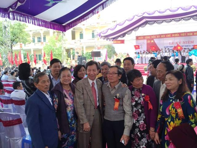 H&igrave;nh ảnh người c&ocirc; gi&aacute;o gi&agrave; đ&atilde; ngo&agrave;i 80 v&agrave; cựu học sinh đ&atilde; l&ecirc;n &ocirc;ng l&ecirc;n b&agrave; x&uacute;c động ng&agrave;y gặp mặt.