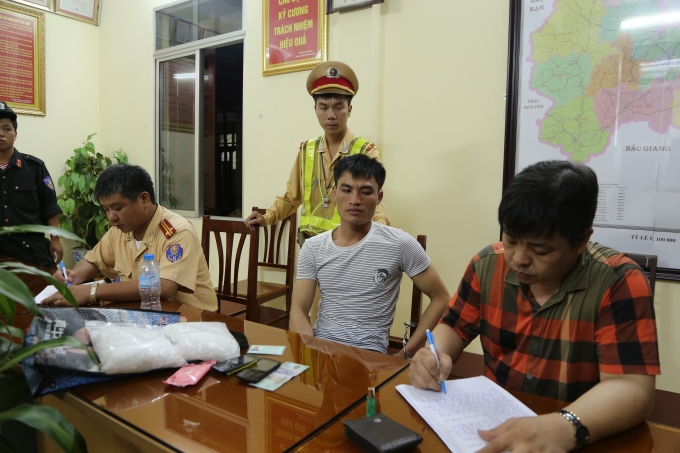 Đối tượng Chinh c&ugrave;ng tang vật tại cơ quan điều tra. (Ảnh: PV)