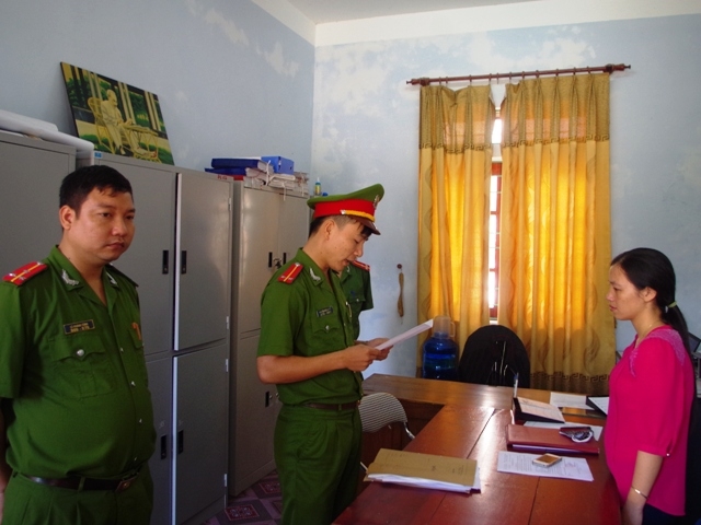 Cơ quan c&ocirc;ng an c&ocirc;ng bố lệnh khởi tố đối với&nbsp; L&ecirc; Thị Hồng V&acirc;n.