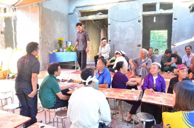 Đ&ocirc;ng đảo b&agrave; con h&agrave;ng x&oacute;m đến chia buồn c&ugrave;ng gia đ&igrave;nh nạn nh&acirc;n.