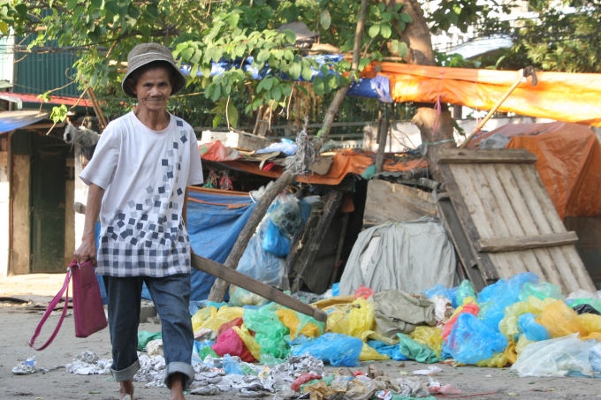 Từ hơn 20 năm nay, vợ chồng &ocirc;ng H&ugrave;ng đ&atilde; sống chung với căn lều