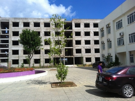 Bệnh viện c&ograve;n chưa ho&agrave;n thiện x&acirc;y dựng, một số ph&ograve;ng kh&aacute;m hoạt động tạm thời