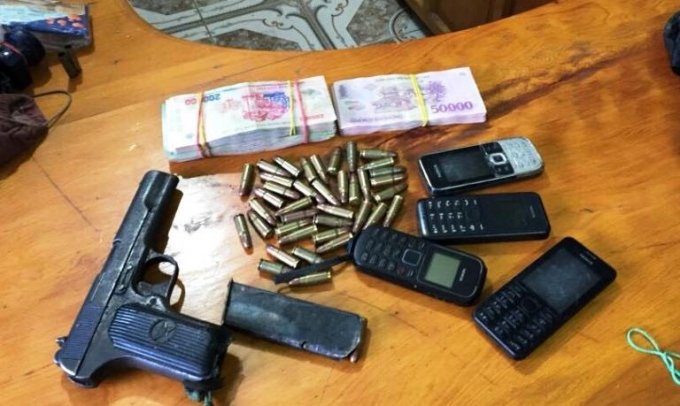 Tang vật gồm 1 khẩu s&uacute;ng K54, 44 vi&ecirc;n đạn... (Ảnh: L.T)