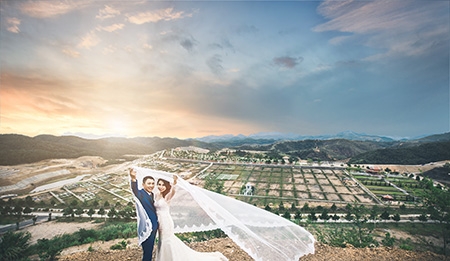 H&igrave;nh ảnh cưới của anh Đ&agrave;o Văn Tấn v&agrave; chị Nguyễn Thị Hải Anh tại nghĩa trang. Ảnh: Ma Loan.