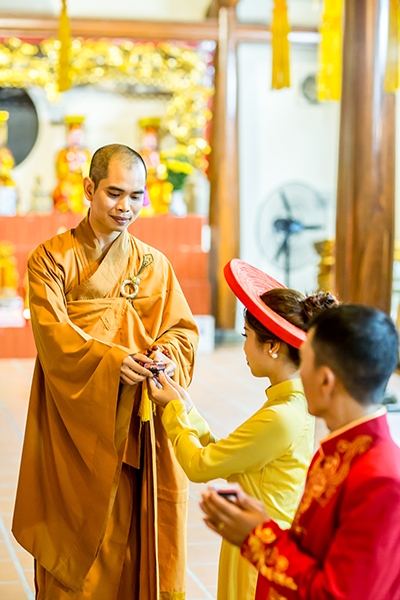 Thầy Th&iacute;ch Tr&iacute; Thịnh - Trụ ch&igrave; ch&ugrave;a Kim Sơn Lạc Hồng Vi&ecirc;n (H&ograve;a B&igrave;nh) trao ấn cho cặp đ&ocirc;i Đ&agrave;o Văn Tấn - Nguyễn Thị Hải Anh. Ảnh: Ma Loan.