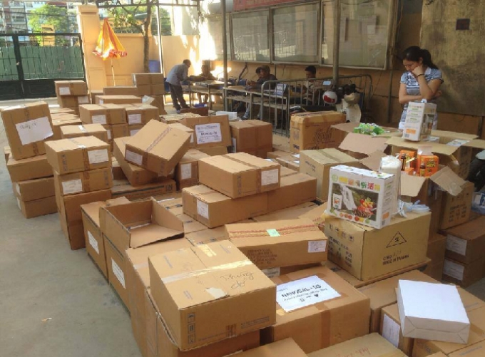 H&agrave;ng chục th&ugrave;ng c&aacute;c t&ocirc;ng được được lực lượng chức năng tiến h&agrave;nh kiểm tra. (Ảnh: Văn Đại)