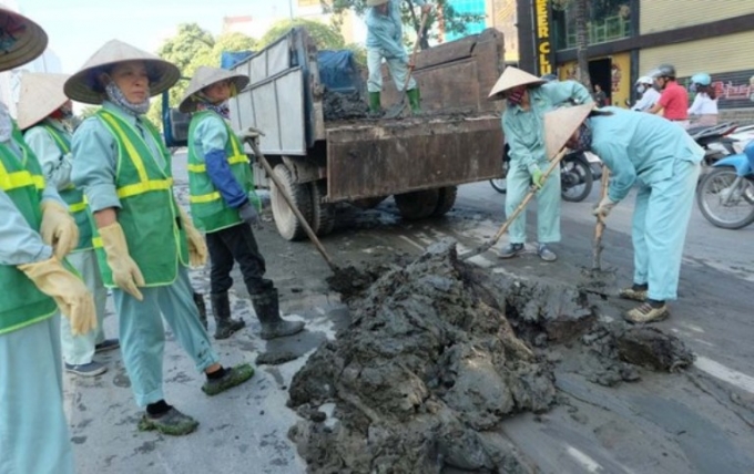 Khoảng hơn 8h, c&aacute;c c&ocirc;ng nh&acirc;n đang t&iacute;ch cực dọn dẹp (Ảnh: Đ&ocirc;ng Nam)