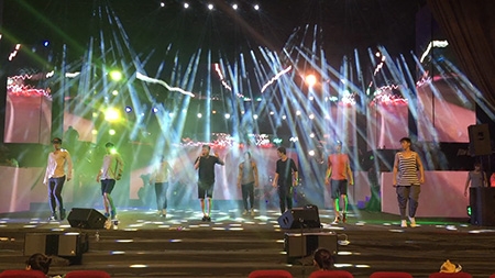 Chiều ng&agrave;y 17/11, tại Cung văn h&oacute;a Hữu Nghị Việt X&ocirc;, để chuẩn bị cho live show diễn ra l&uacute;c 20h c&ugrave;ng ng&agrave;y, Mr Đ&agrave;m đ&atilde; d&agrave;nh nhiều thời gian tập duyệt c&aacute;c ca kh&uacute;c c&ugrave;ng ca sĩ Hồ Ngọc H&agrave;, Lệ Quy&ecirc;n, Vicky Nhung, Phượng Vũ&hellip; sẽ diễn trong đ&ecirc;m nhạc mang tựa đề &ldquo;Người T&igrave;nh M&ugrave;a Đ&ocirc;ng&rdquo;.&nbsp;Ảnh: Ma Loan.